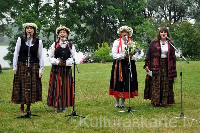 Lībagu BLPC sieviešu vokālais ansmablis "Alba", vadītāja Valida Veidele